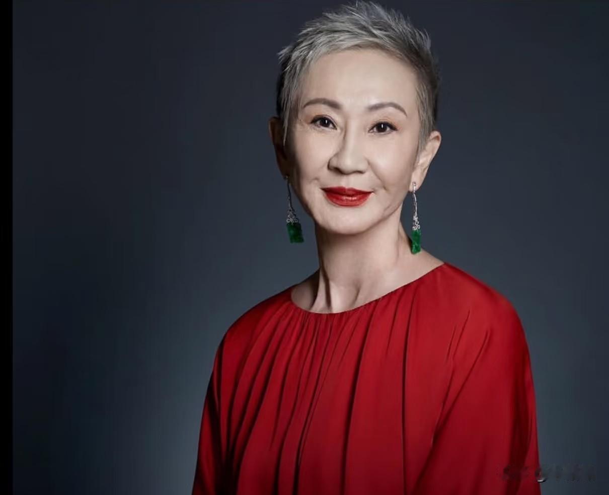 真的是情人眼里出西施，这样一个相貌平平的男人，冷漠无情又阴郁，看上去像个酒醉的赌