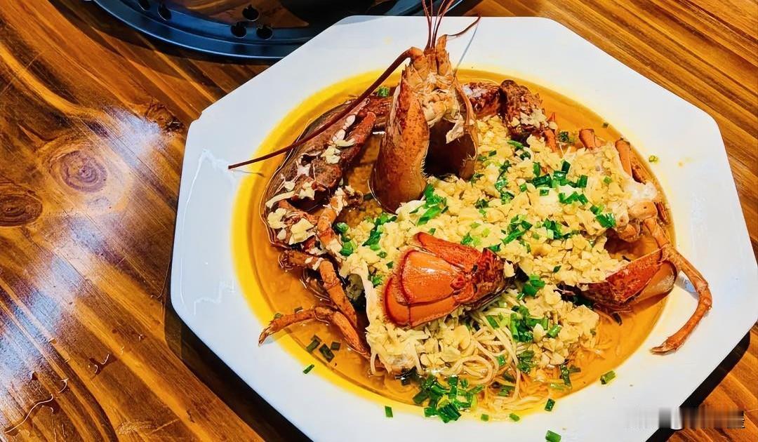 啥？
刚看到南京大学食堂卖帝王蟹，咋就给下架了呢？
我觉着真没必要下架，4斤重的