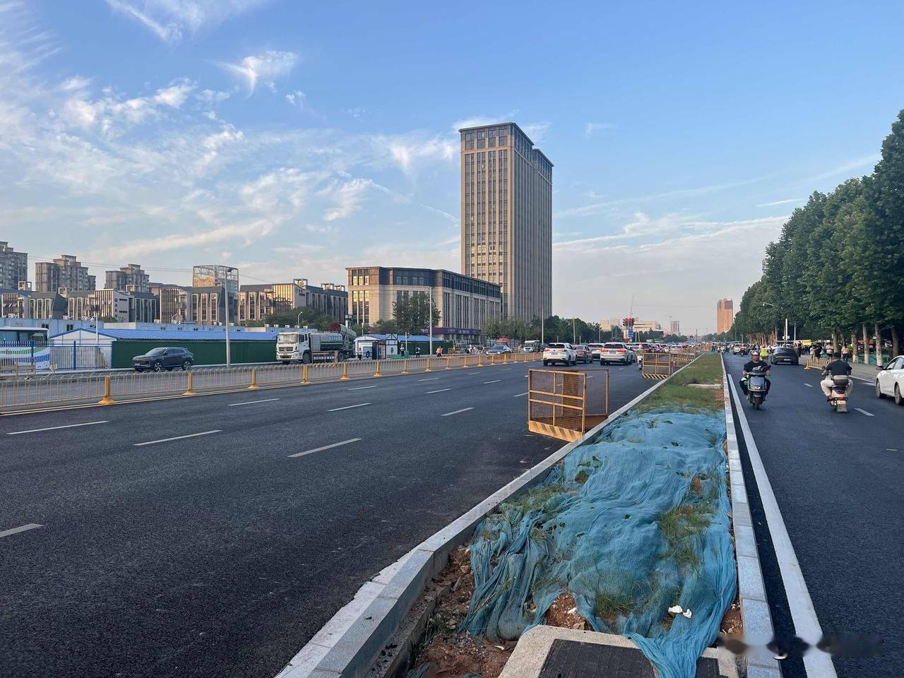 实拍改造中的光谷高新四路，修得挺宽的，有些路段双向12车道，宽度堪比高新大道，期