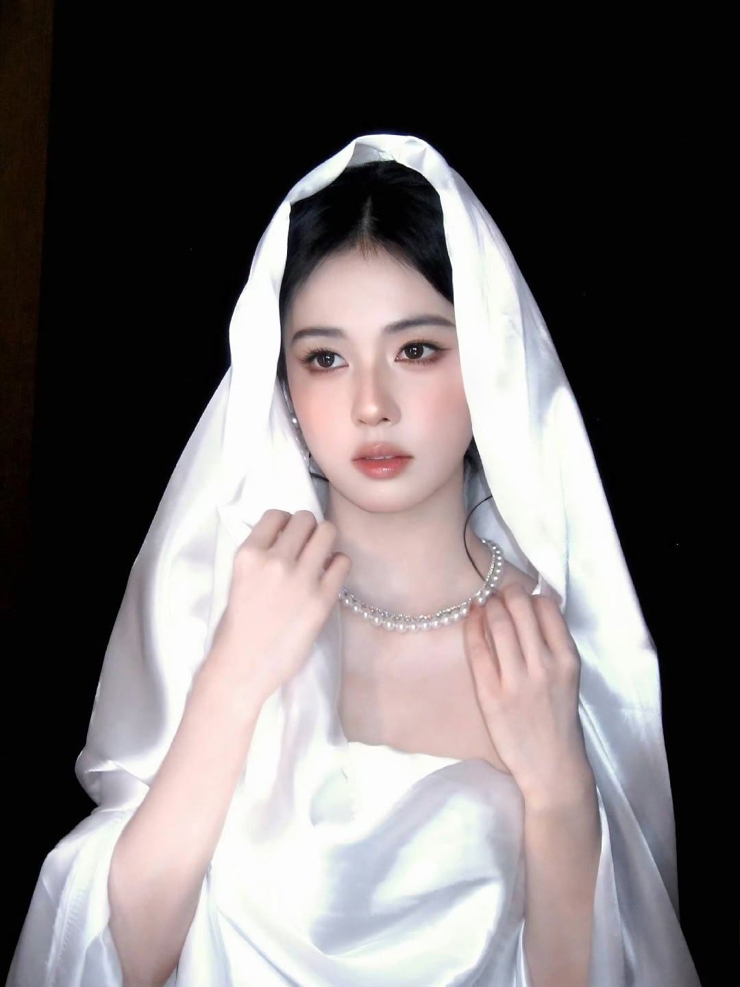 白鹿[超话] 白鹿的珍珠妆真的绝美呀！✨珍珠点缀在眼周，像星辰般闪耀，温柔又灵动