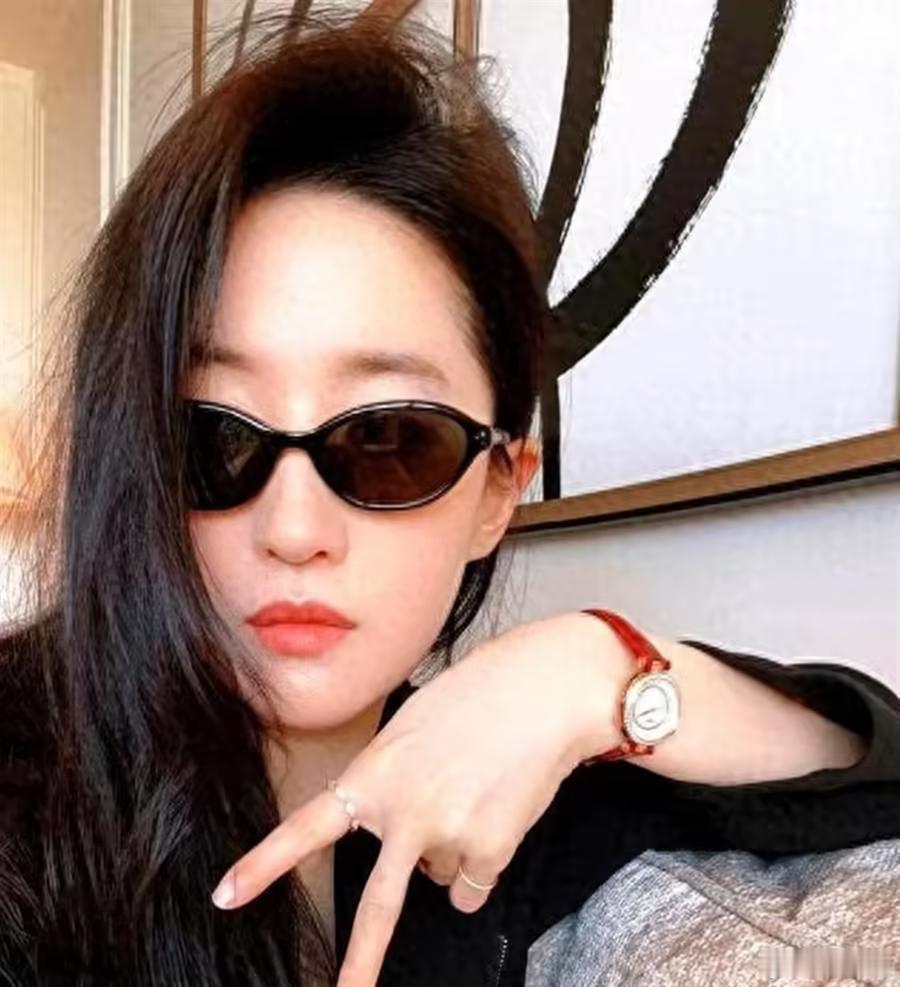 风光不再！38岁未婚未育的刘亦菲近况曝光，难堪的一幕出现 