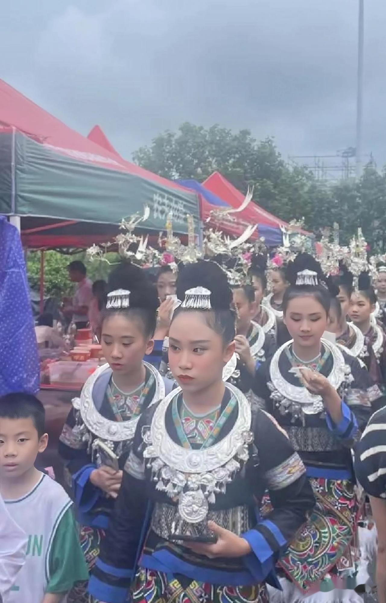 “贵州村超”踢到现在，越来越无法无天！泥瓦匠、肉铺老板、地摊主、广场舞大爷都来踢