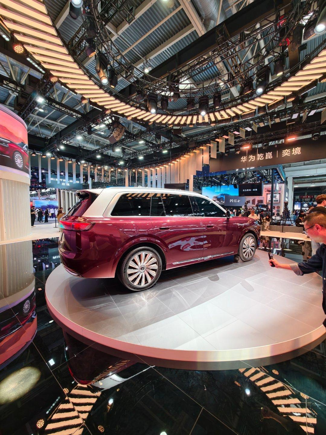 我特意来到意境的展台，去拍了一下这台车。我感觉这台车有爆的潜质，首先呢，它做到了