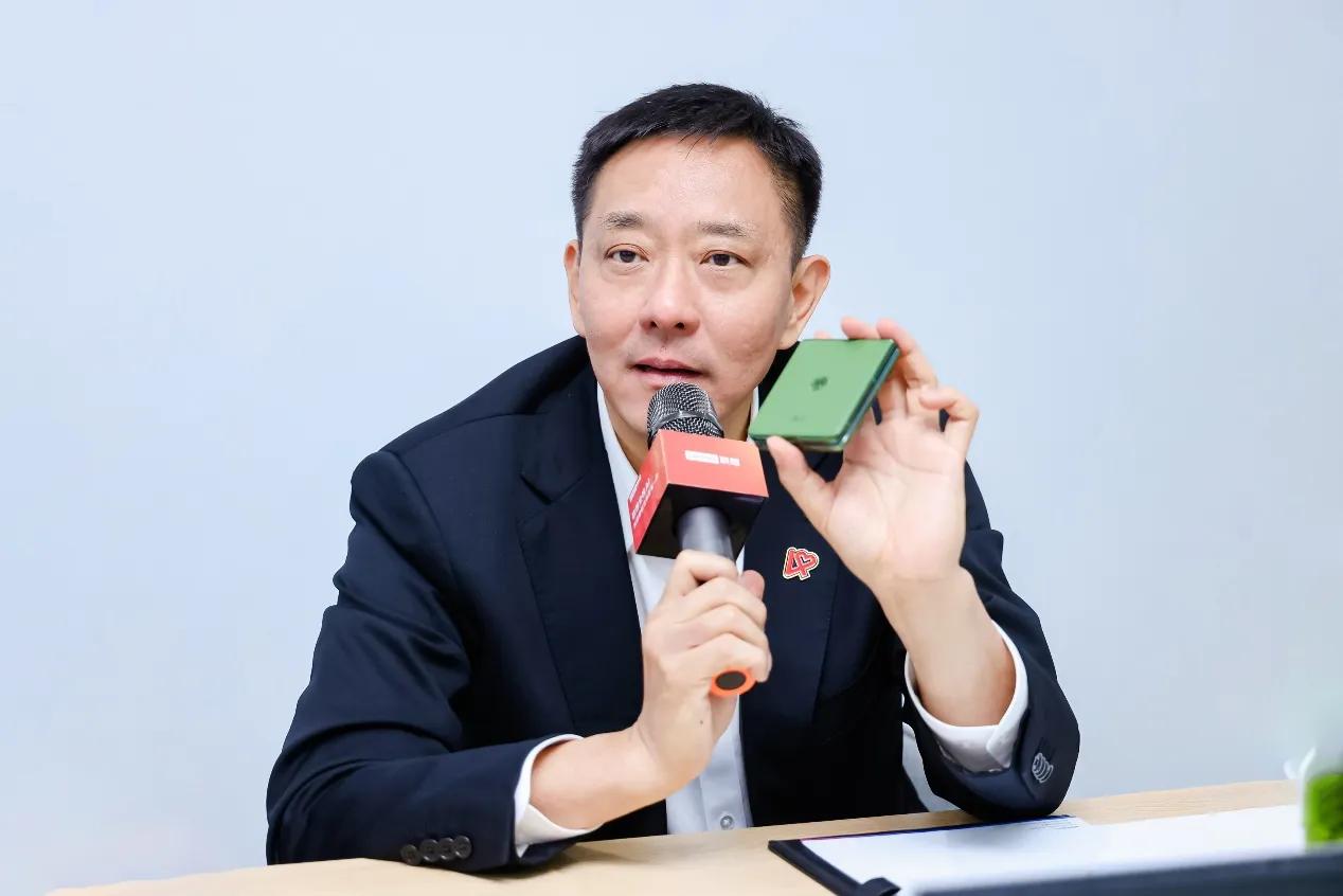 在 MWC上海看AI手机大势。6月26日的MWC上海现场，联想展出了一系列“一体