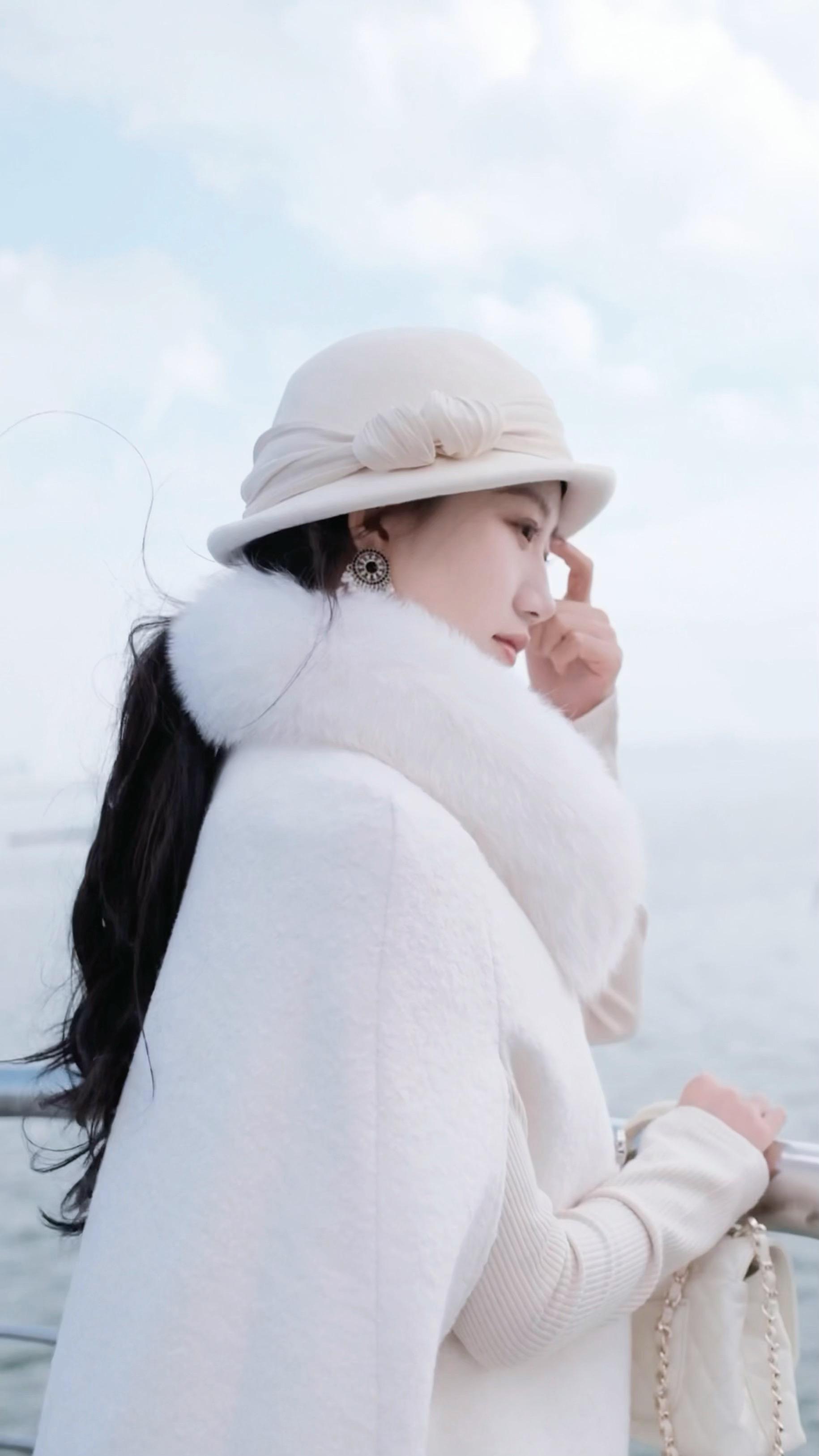 “她是一座白色的岛屿。”