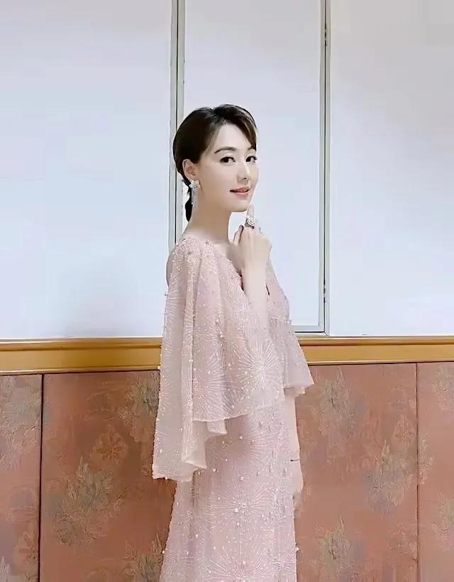 救命！王冠这身香槟金礼服绝绝子✨ 深V领+高开衩设计性感不艳俗，水晶流苏随着步伐