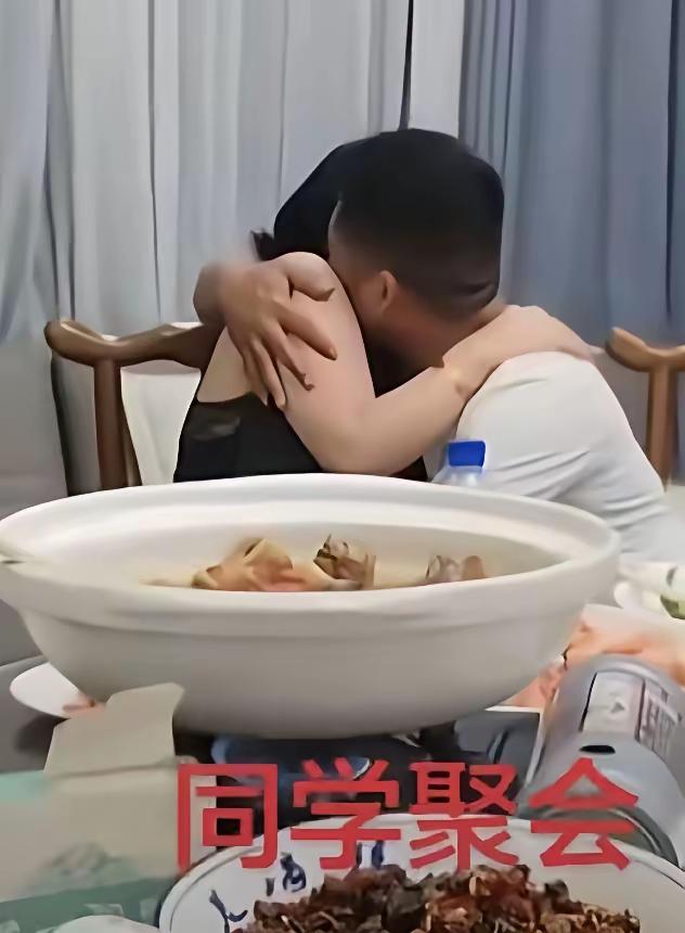 我是坚决反对参加同学聚会，特别是不会让老婆去参加这种毫无意义的聚会！像长沙的这起