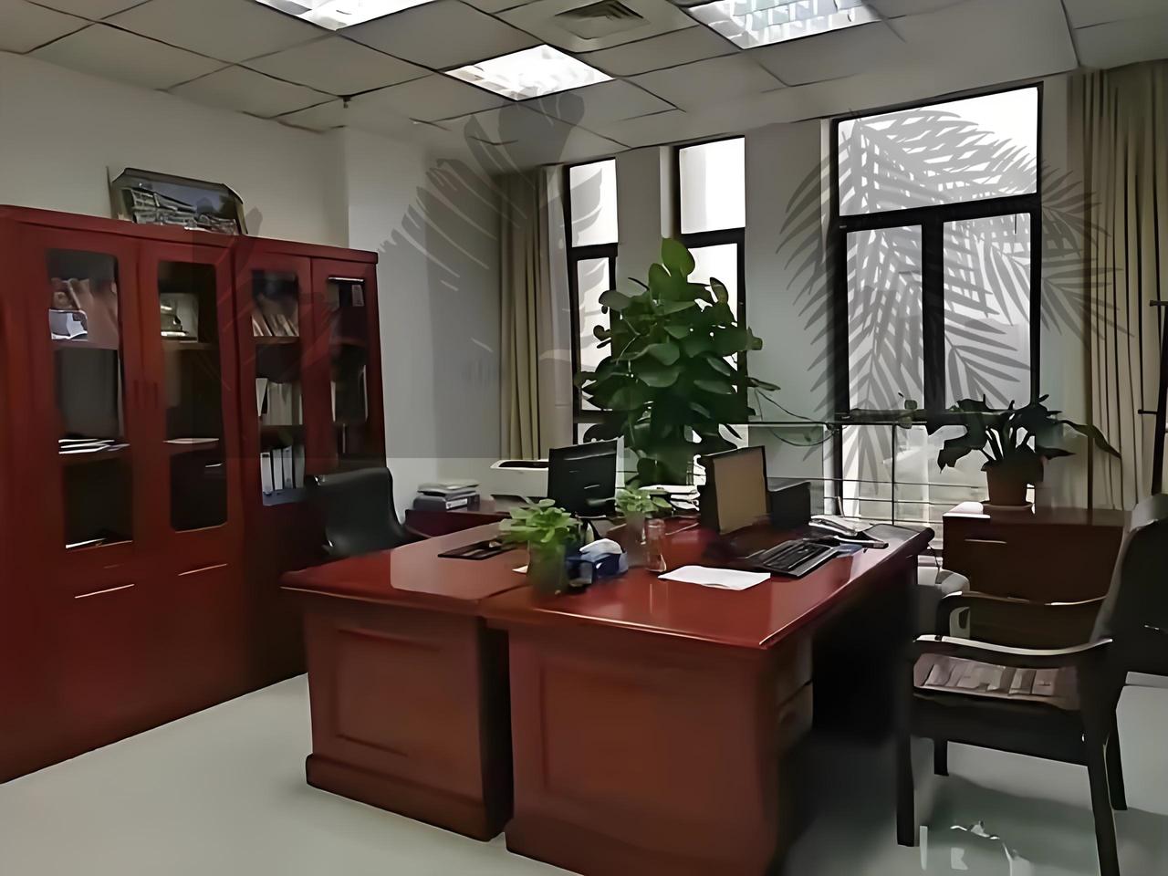 在体制内四十多岁的、没有背景的普通人，就不要想着拼命往上爬了，第一要务应该是稳住
