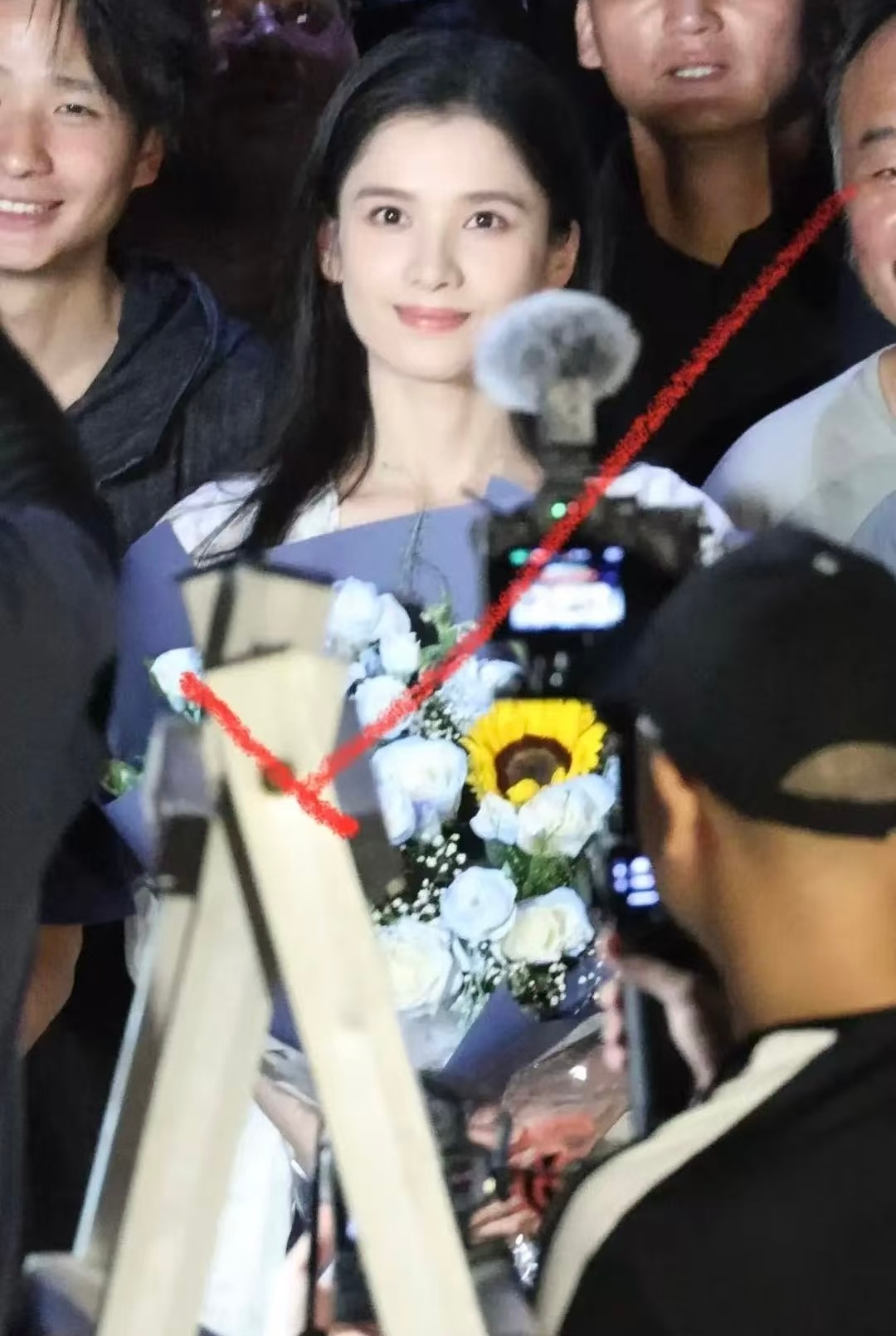 夏威仪  捡到一张正面的 绝美再一次杀青快乐🎉 