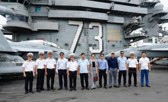 帮菲律宾那么多，结果人家转头就跟美国签了明年的军事协议，演习规模还越搞越大。
说