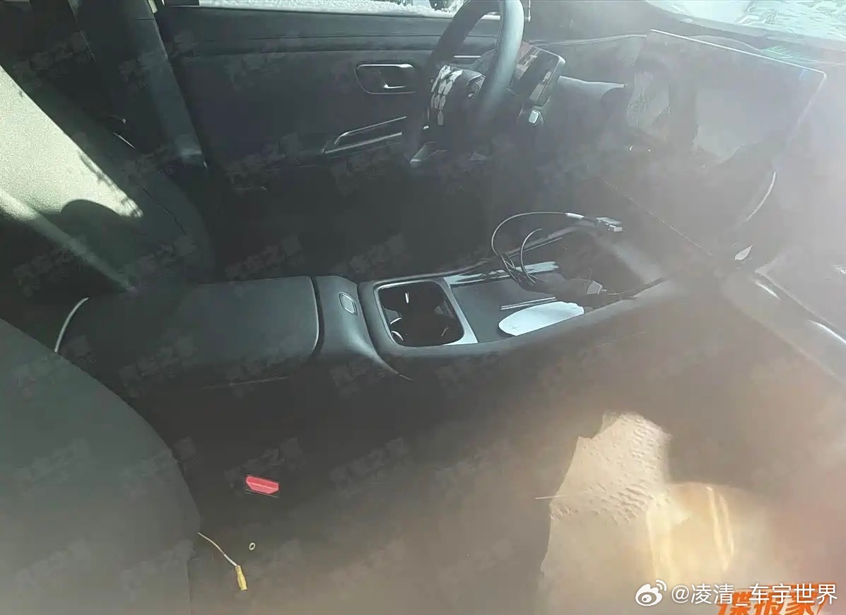【红旗变了？全球SUV内饰首曝：大屏加滚轮，实体按键一个没少】6月6日，红旗首款
