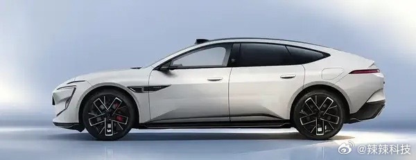 汽车  新款阿维塔12的实车实拍图曝光。从图片中能够看出，新款阿维塔12将采用顶