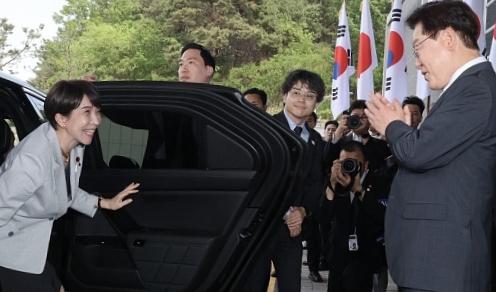 高市早苗媚性不改
日本民众尴尬不止
[烟花]5月19日，日本首相高市早苗回访韩国