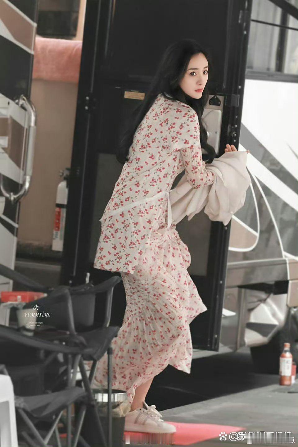 杨幂的穿搭真的自带“时尚滤镜”，不管是甜酷风还是优雅款，她穿啥都能穿出独特韵味，