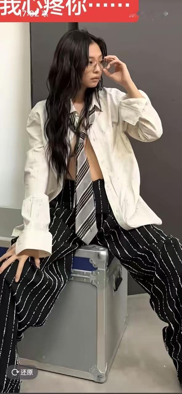 jennie当夹心饼干好苏服呀～[期待] ​​​