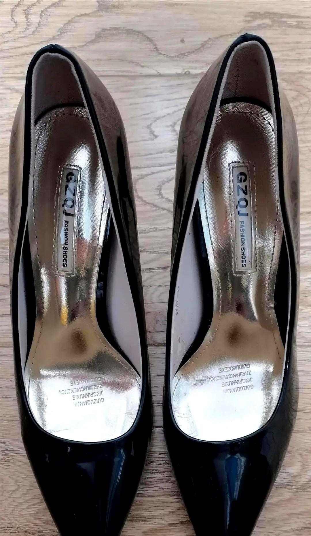 俞飞鸿那段红毯慢动作，又被翻出来了！

全网都在跟风“大女主走路”，核心装备就是