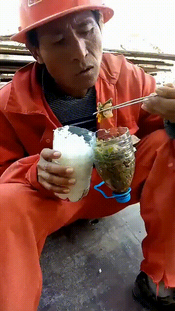 工人师傅一个塑料瓶就解决了自己的午饭，看着有点心酸。师傅面对镜头还有些不好意思，
