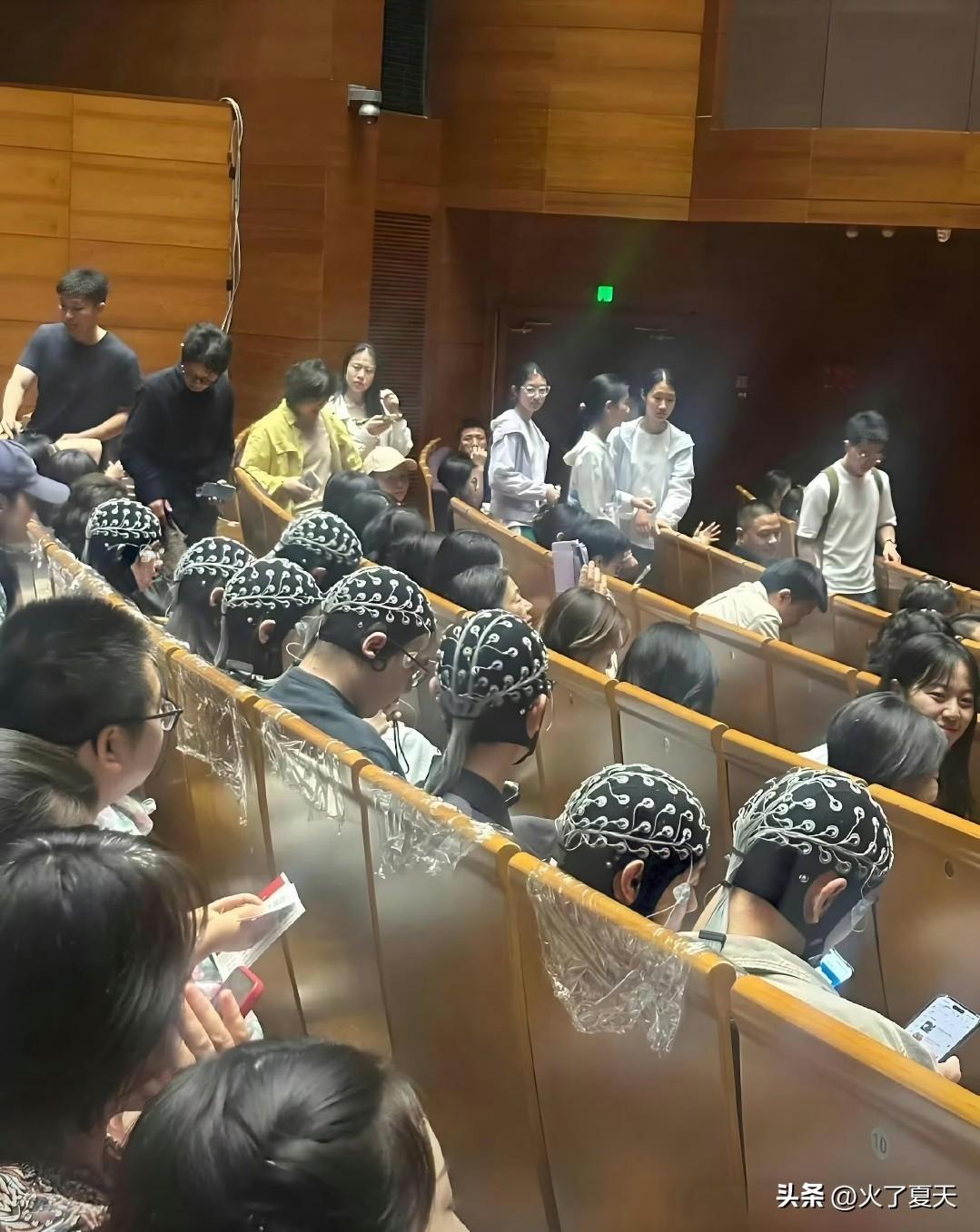 北大学堂上的一幕，不得不说，惊呆了。