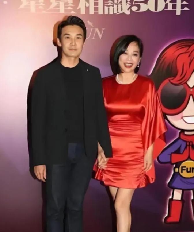 张铎和陈松伶2011年悄悄把证领了，没办酒没官宣，连张妈妈一开始都不同意。
女方