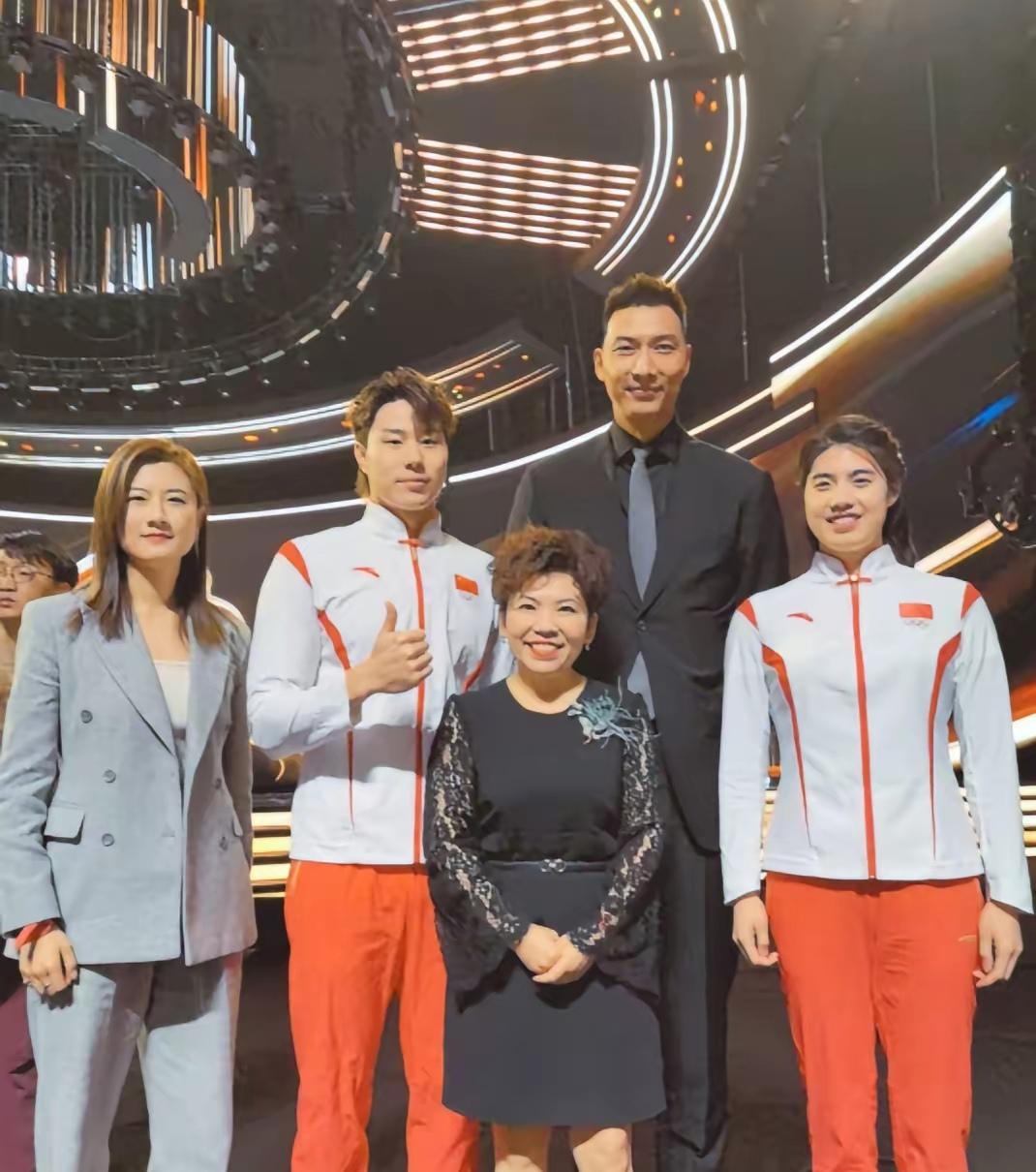 体育界5位重量级人物同框：

首位获得4枚奥运金牌的邓亚萍发型拉风，笑意粲然；西