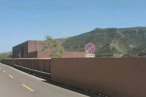 景区在壶口瀑布沿路砌围墙，名曰：出于安全考虑
烟雾迷蒙壶口边，旋流洪波涛如山。
