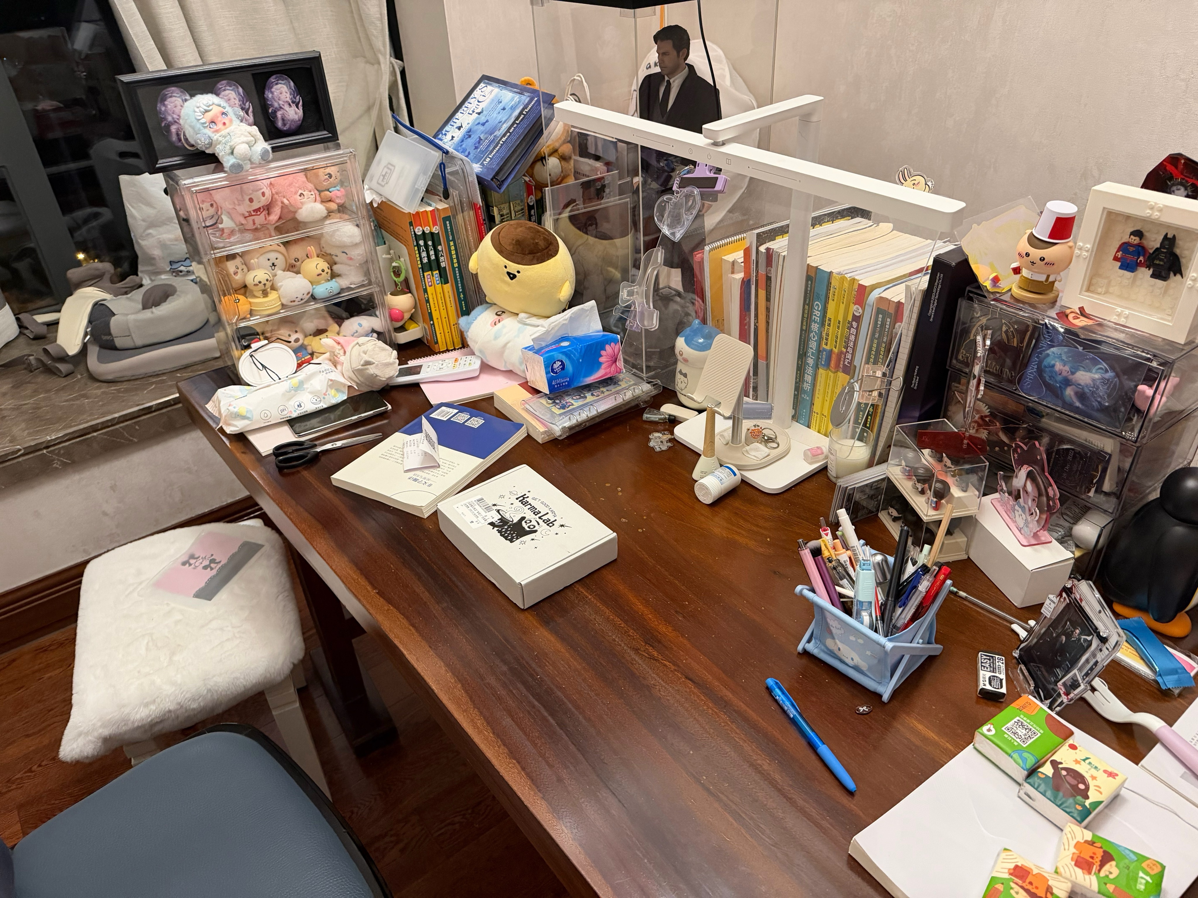 看到我家娃的书桌头就大，那叫一个乱。 