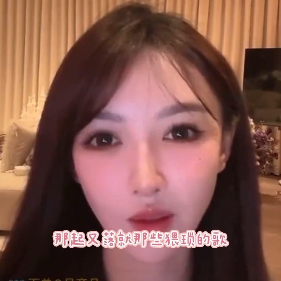本来黄晓明离婚以后变得越来越帅也不油腻了，现在找了这个女人，感觉又特别油腻了。