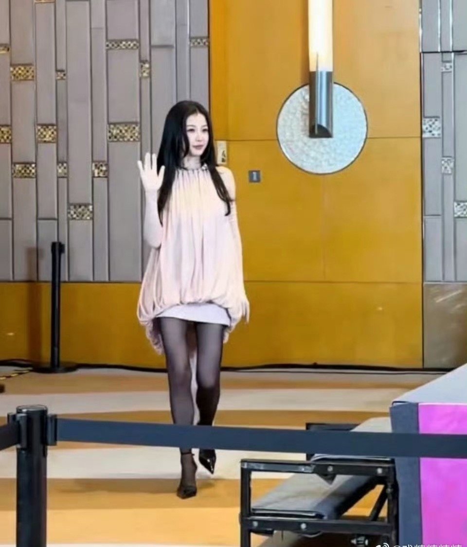 以前怎么没发现虞书欣的身材比例是五五分？ 