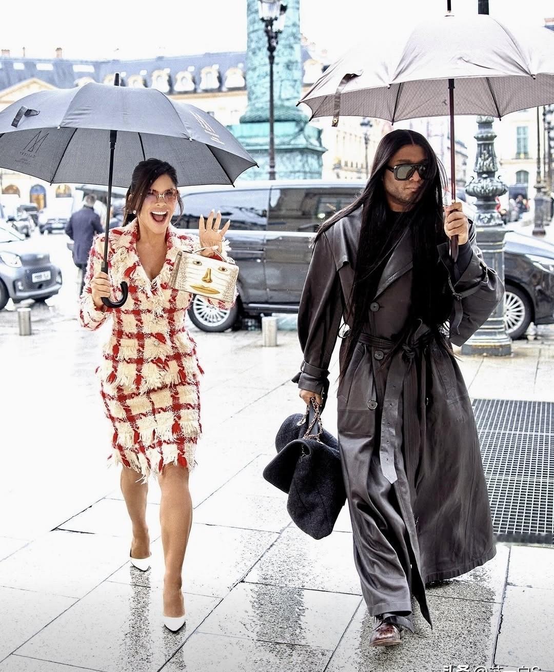 别再盯着贝索斯了，劳伦·桑切斯的衣橱，才是她真正的权力宣言。
她背后站着那个把赞