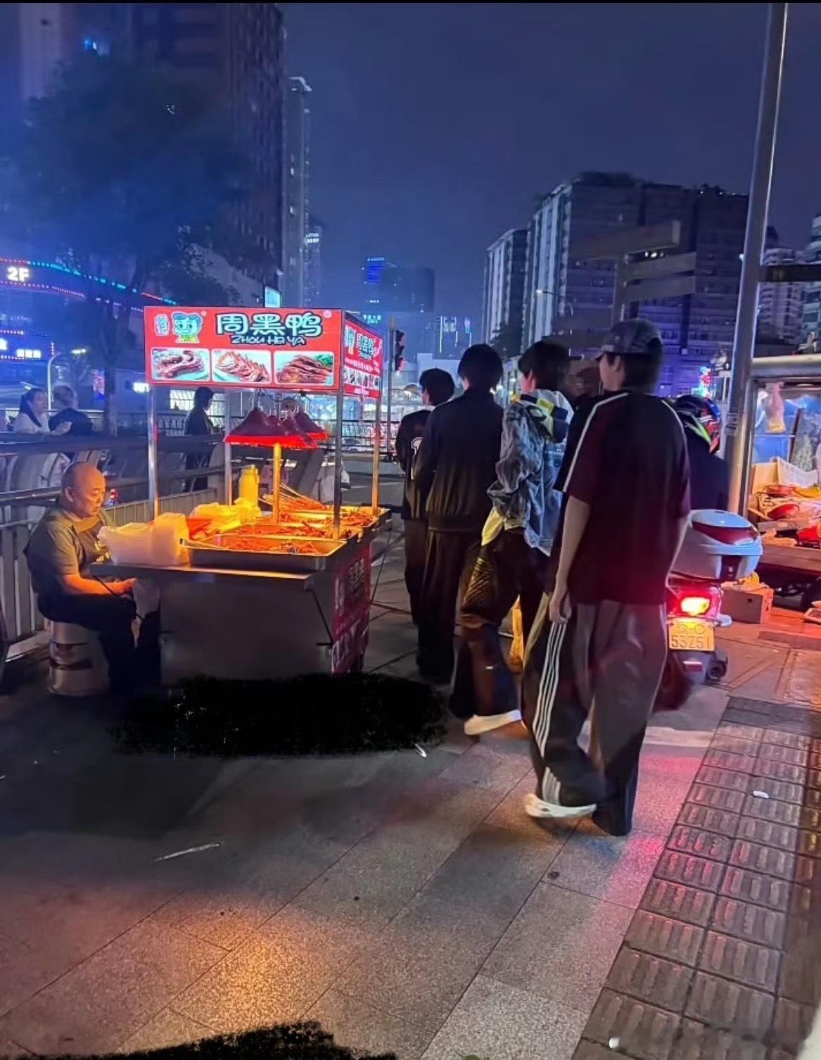 tg 哼奇聂然去吃周黑鸭 