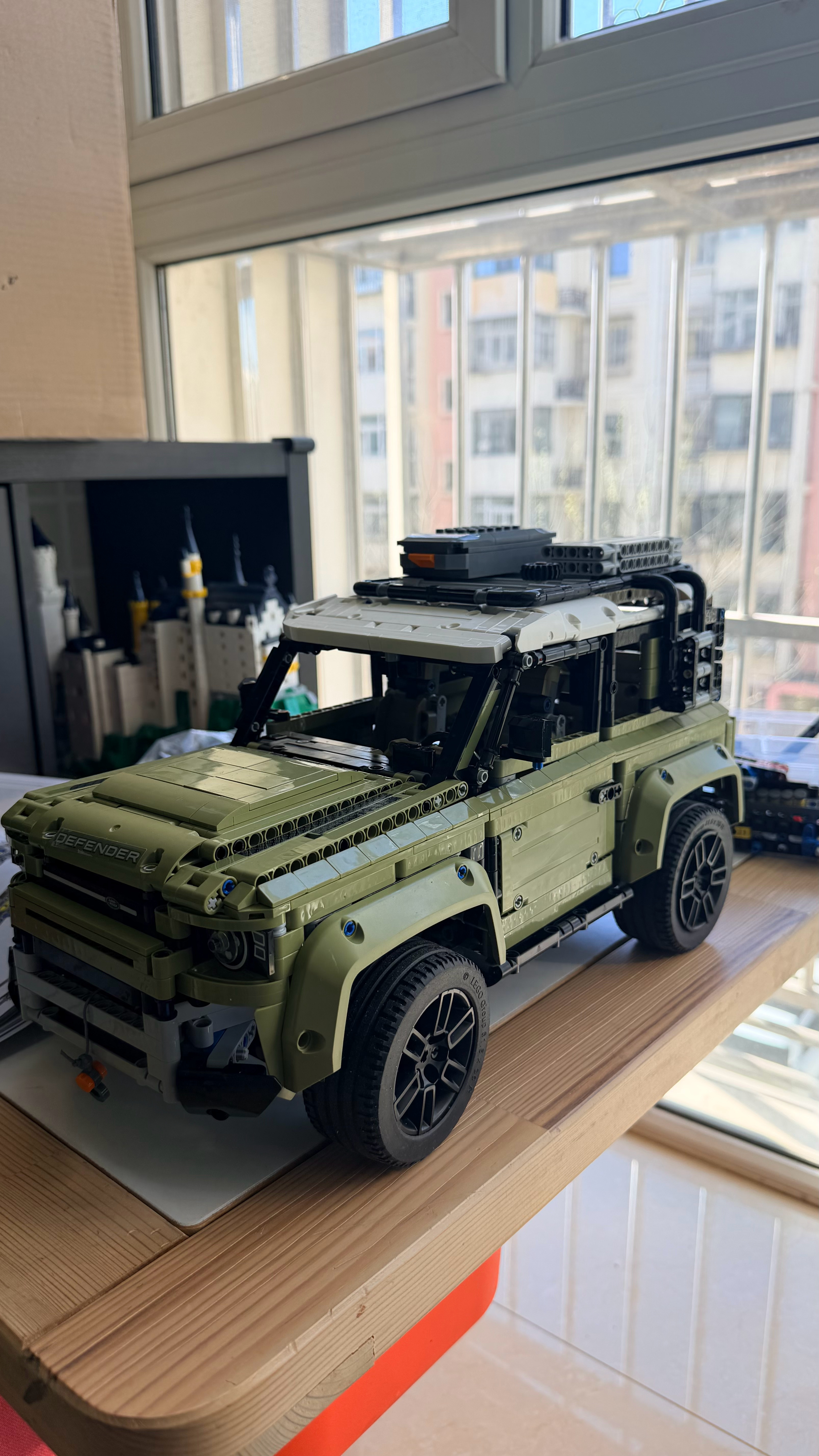 如果我没记错的话，有一年，办公室一个路虎卫士的乐高，我司一个爱好者，拼了一个春节