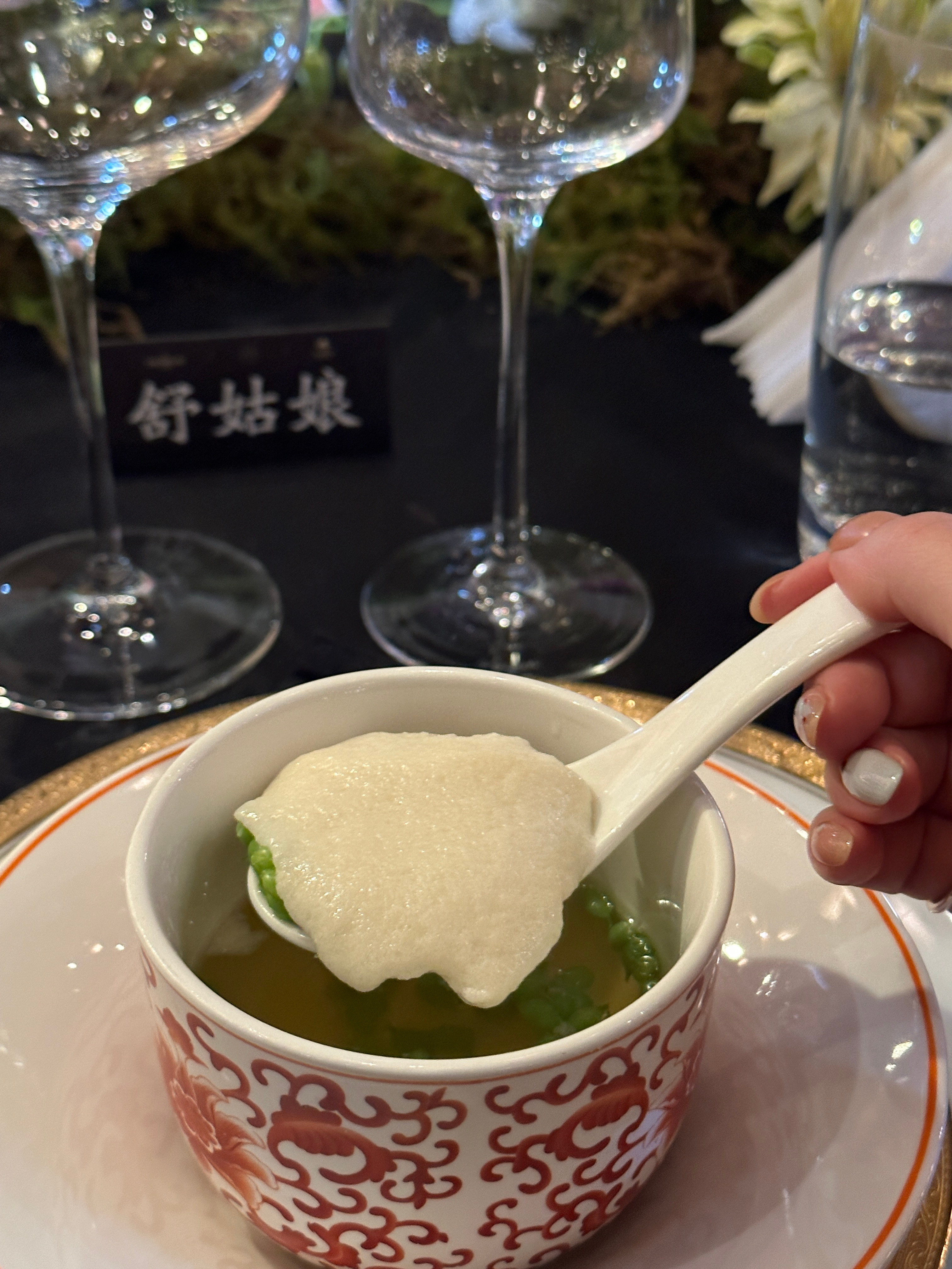 2026春宴更与川菜大师兰桂均深度共创，以春日时鲜入馔，把川味的清、鲜、酸、香都