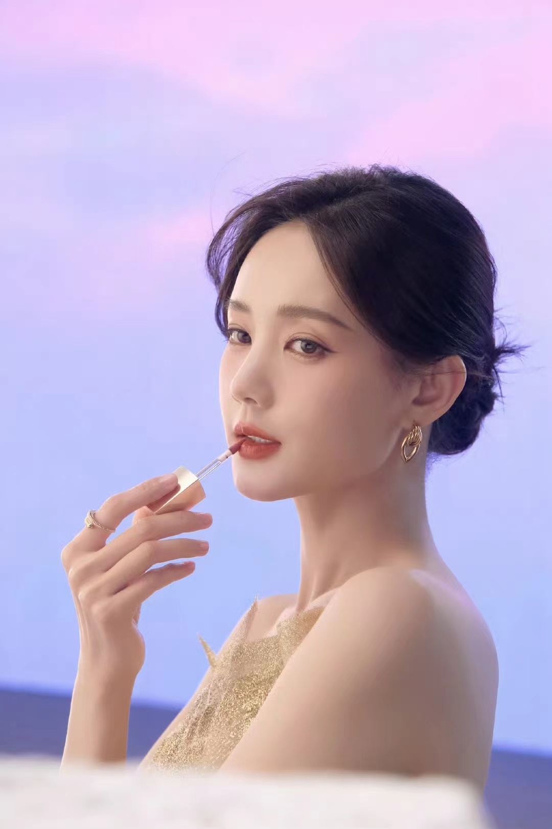 #李一桐最新拍摄花絮照##谁教李一桐工作室只发五张图的#李一桐最新拍摄花絮照，太