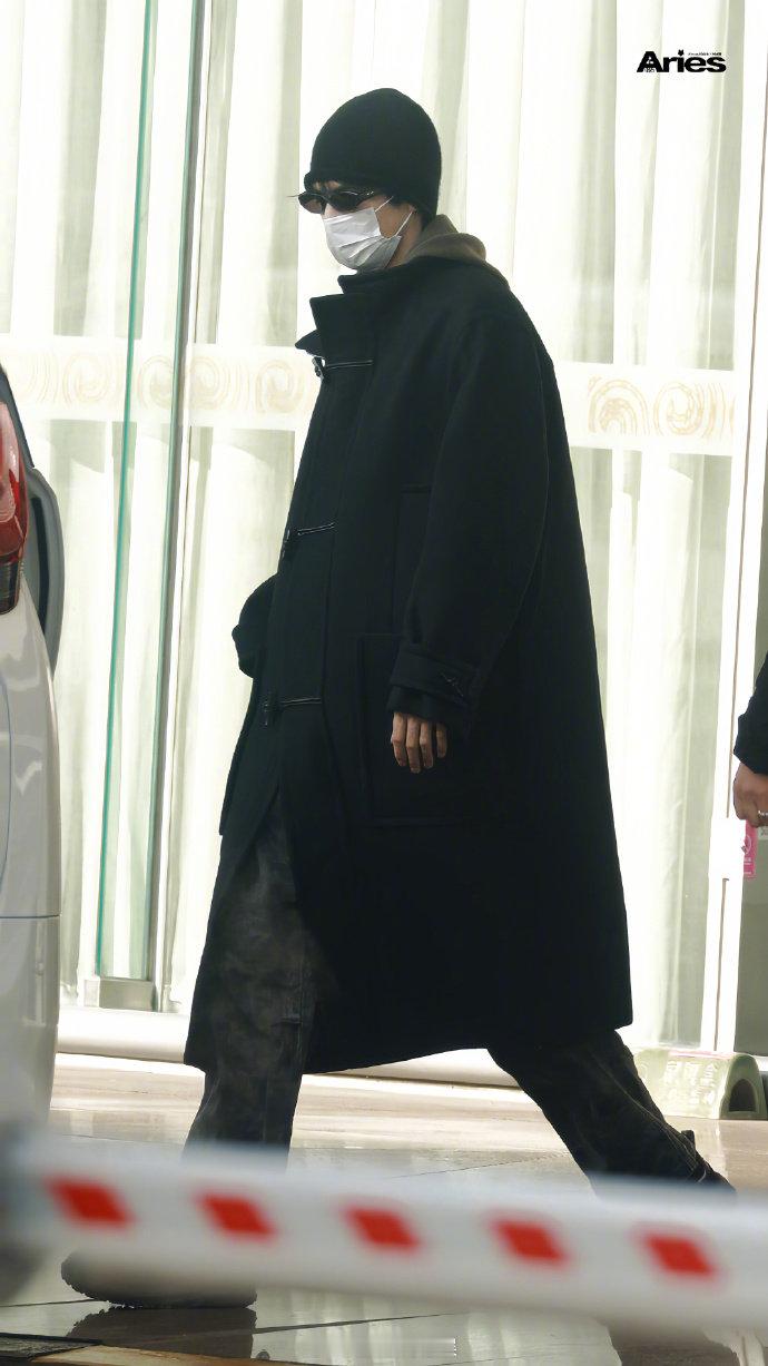 宋威龙抵京参加微博之夜 即使是口罩墨镜焊在脸上，也掩盖不了的大帅哥气场😎宋威龙