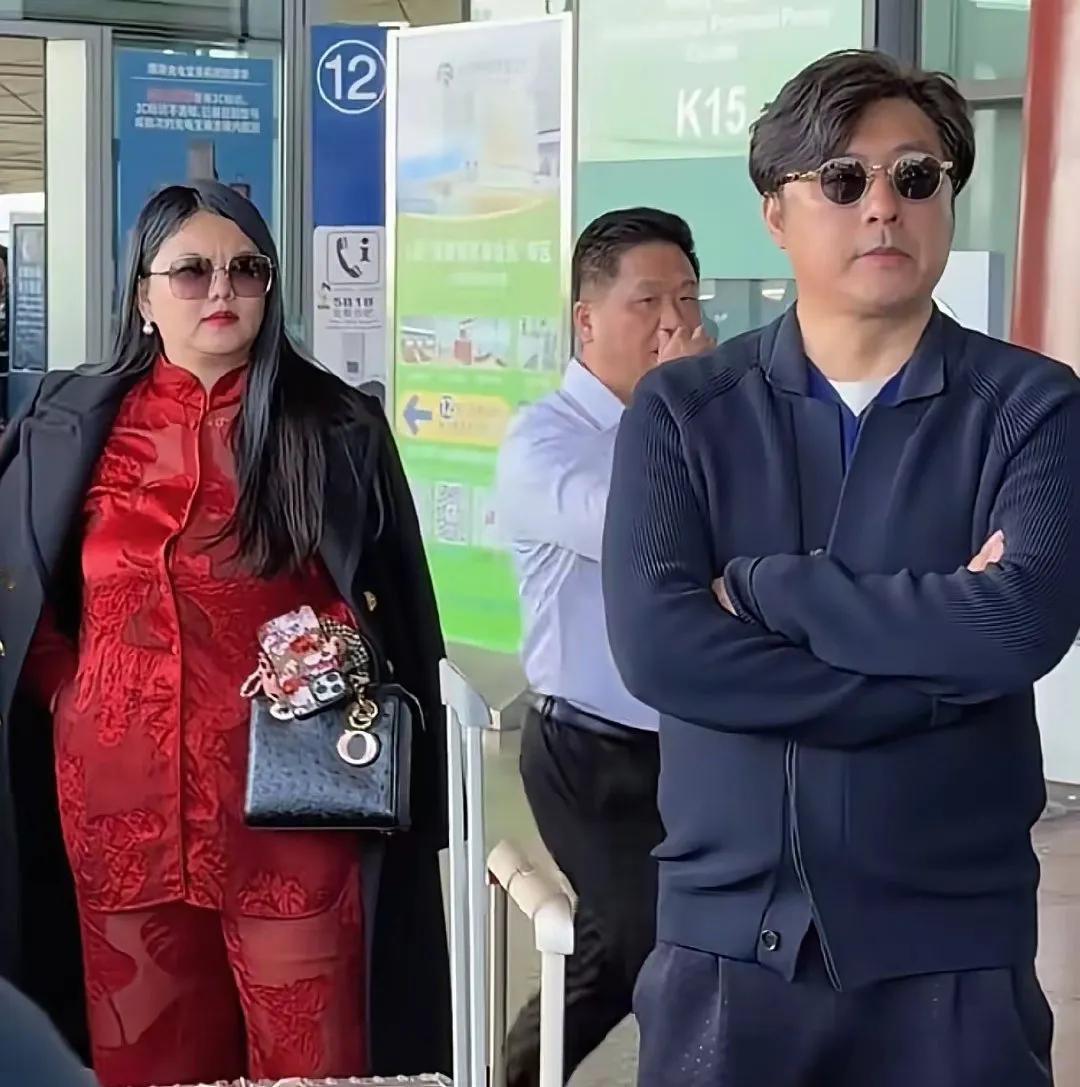 李湘和前夫王岳伦合体回国了，被李湘这真实身材惊诧到了！
目测体重得有180斤，3