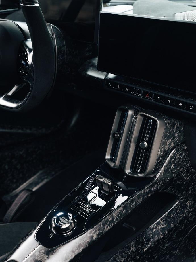 这款阿斯顿・马丁 Valhalla，运用了低调却不失精致的设计理念。车身被赋予了