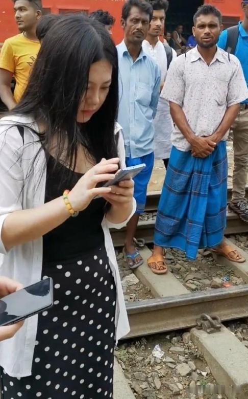 在印度等车的中国女孩 ​​​