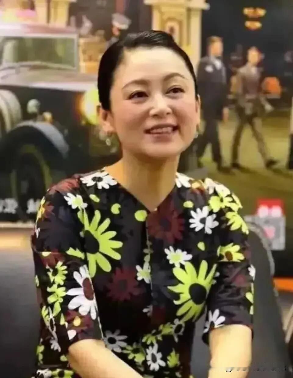 美人级别的女明星就是不一样，这么土的一件衣服穿在她身上，却能美出不一样的感觉。很
