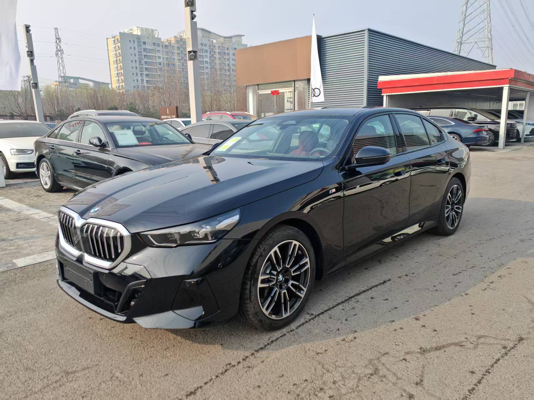 出一台库存特价宝马进口短轴版带环抱式氛围灯宝马 24款525i M运动套装碳黑/