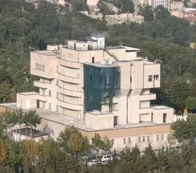 哈尼亚被暗杀的大楼图片流出。地点在德黑兰北部，周边没有其他建筑，孤零零一栋大楼，