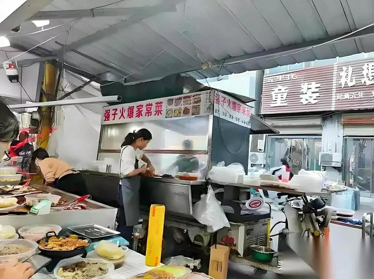 你发现没？

打工家庭的孩子想做生意，比登天还难。

可开小铺子的家庭，孩子跟着