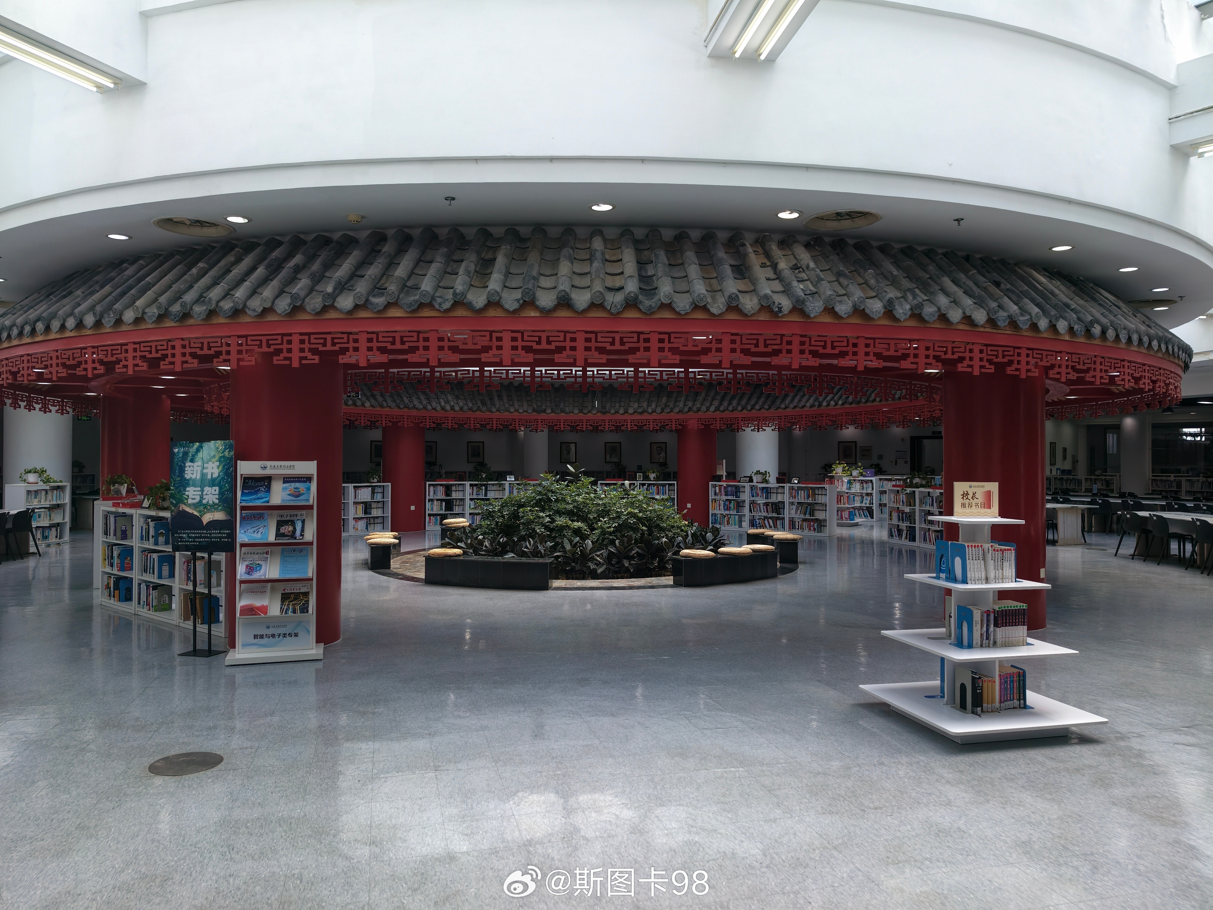今日走访大连东软信息学院，校园坐落软件园核心区，欧式建筑环境雅致。先后参观AI、