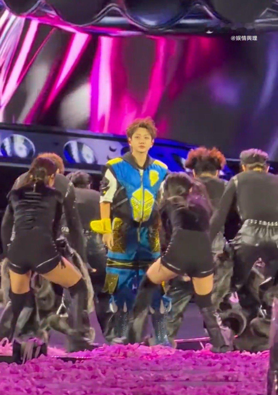 舞美老师：今天就让你们见识下什么叫「彩带自由」！观众：谢谢，已经埋在彩带海里了！