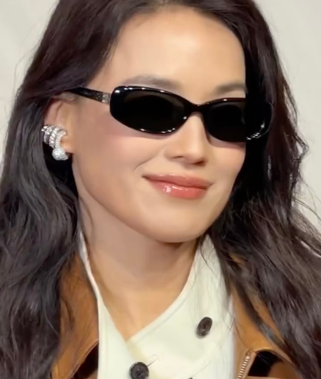 谁信舒淇已经50岁！气场颜值双在线，轻松赢过全场。舒淇只需略微出手