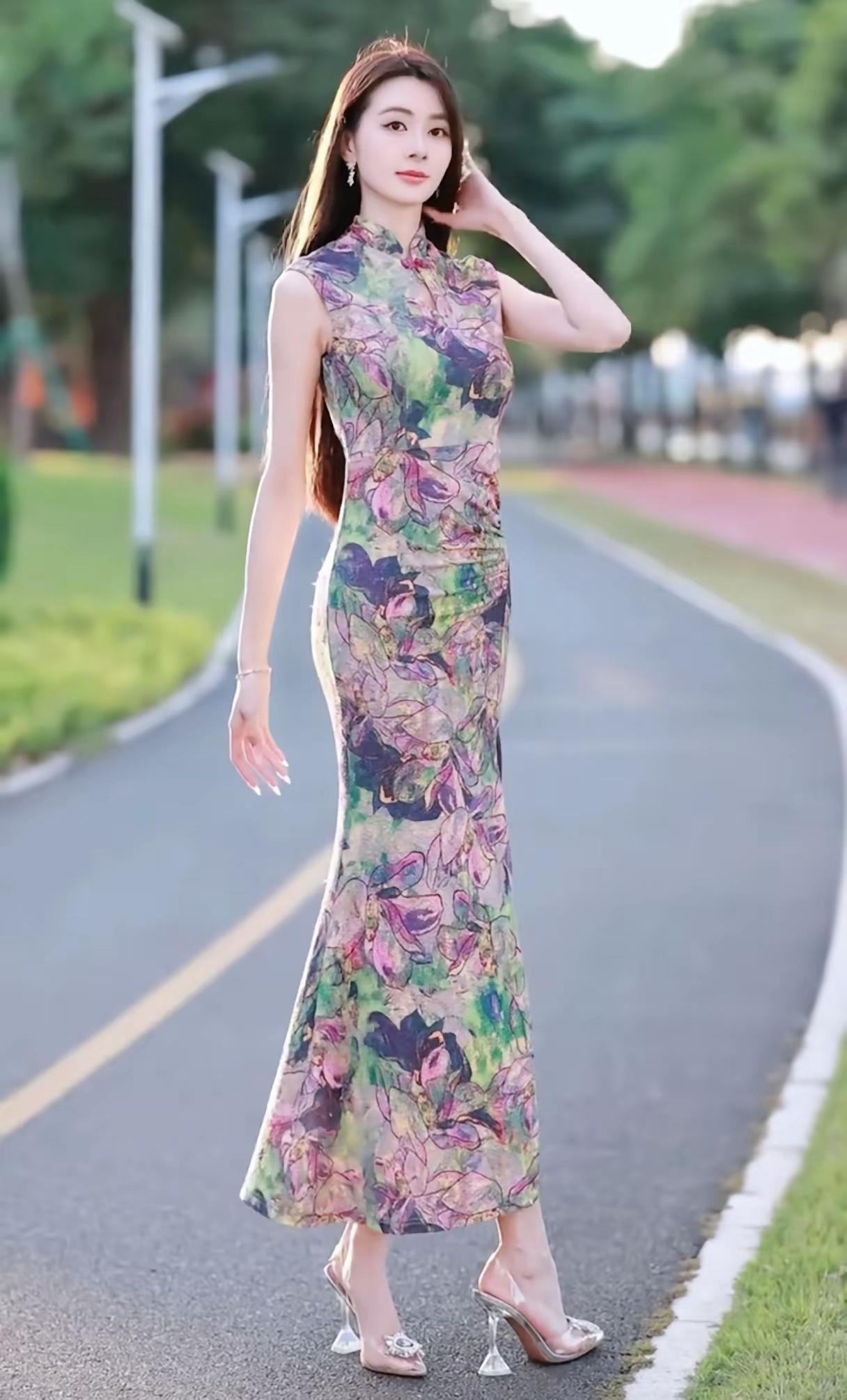 优雅旗袍，漫步公园，尽显东方韵味