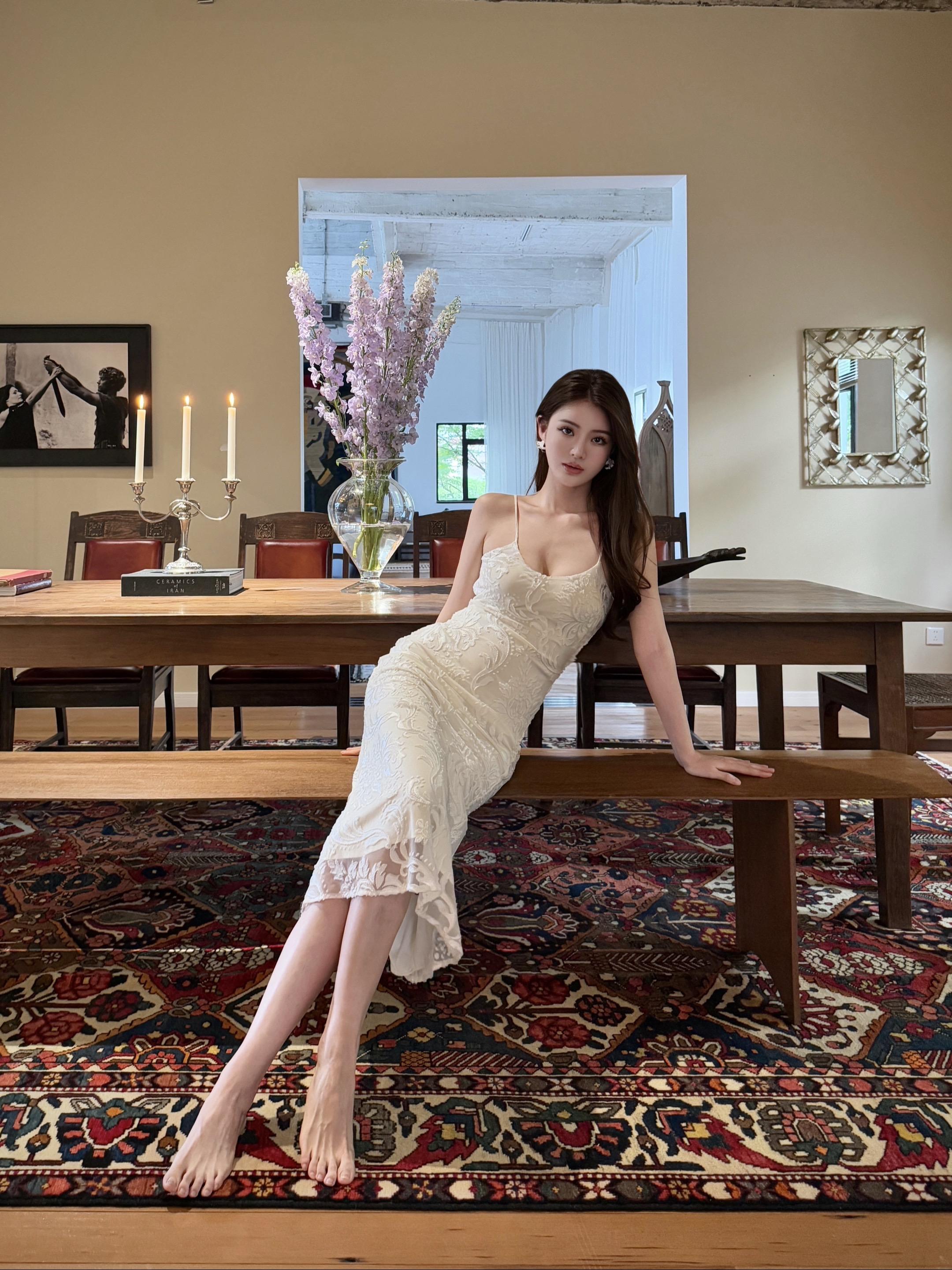 她好像知道自己风情万种 - 好喜欢这种气质穿搭 🍐型身材真的泰适合长...