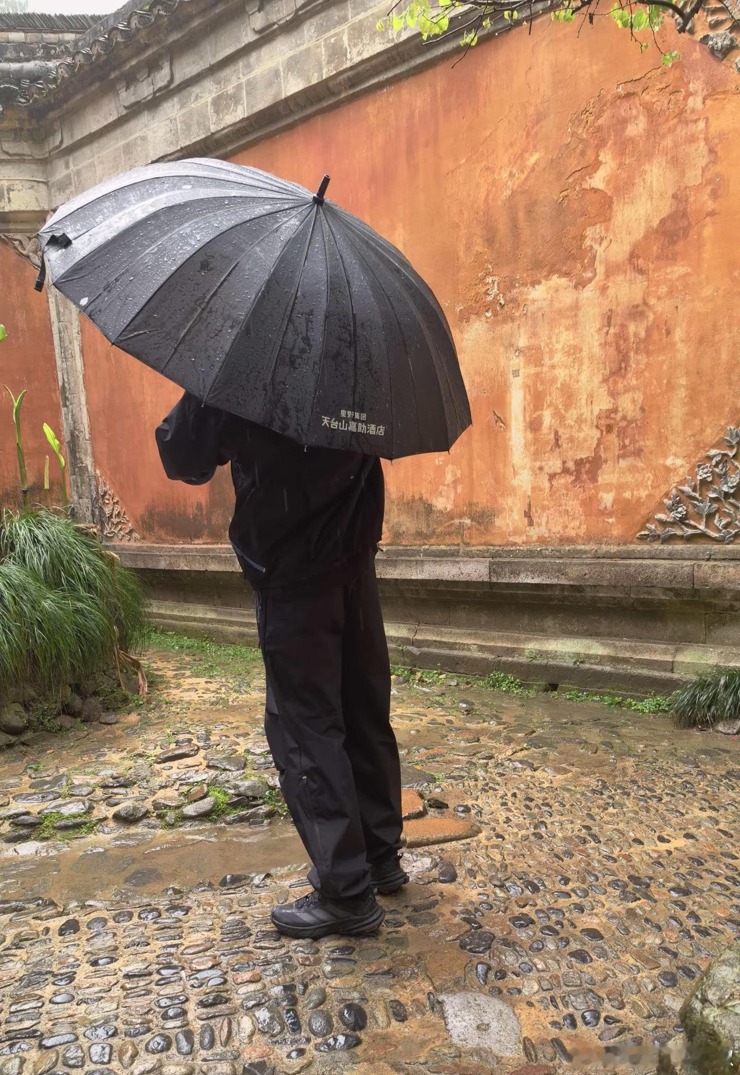 李现素颜路透，他私下还挺真实 