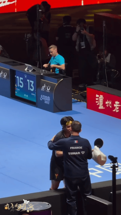 勒布伦的教练赛后拉着王楚钦的手聊了一会，
轻轻拍着王楚钦的背。

澳门世界杯，王