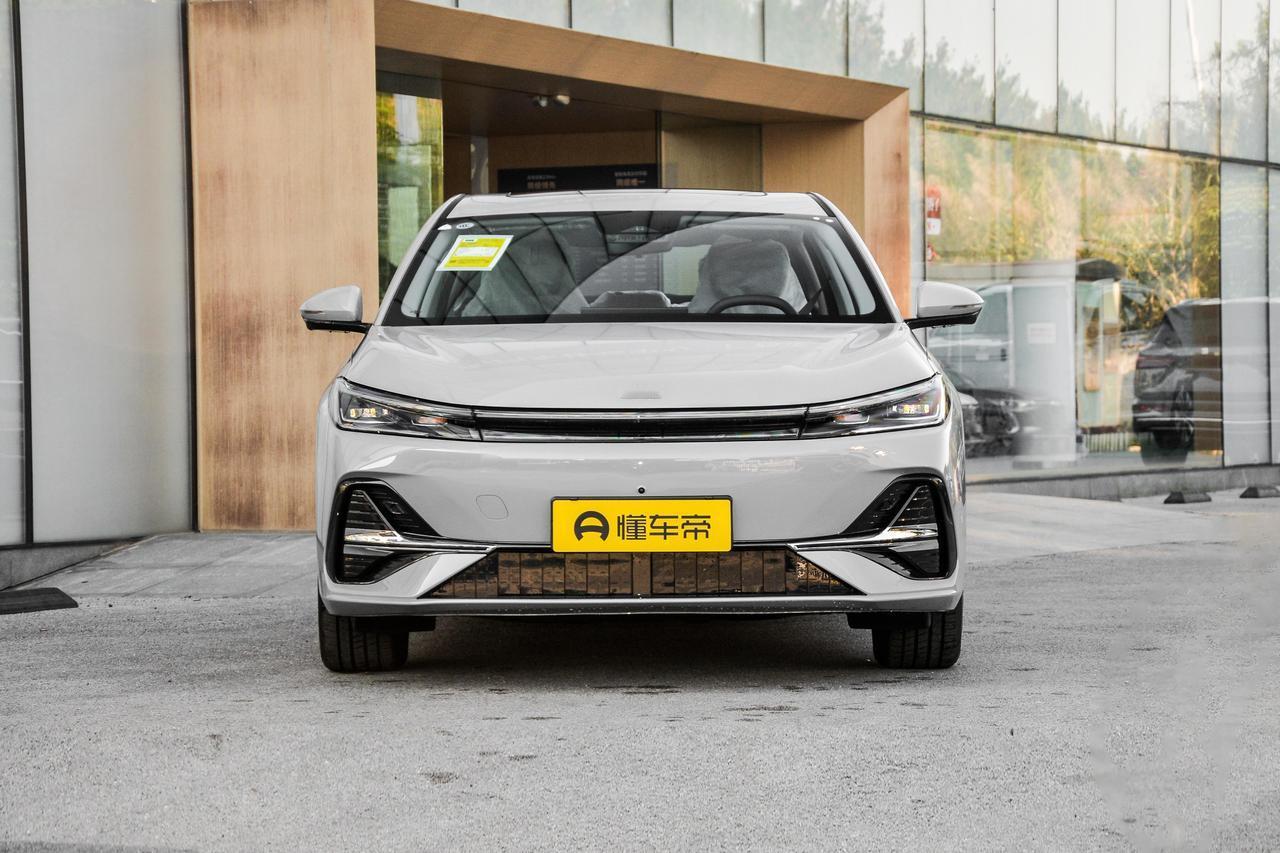 吉利银河A7 PHEV在外观设计上秉持着简约大气的设计理念，整体线条简洁流畅，没