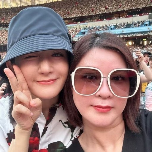 杜华谢娜在张杰演唱会自拍谁懂啊!秦岚杜华陪着谢娜来看张杰鸟巢演唱会✨，大屏幕切到